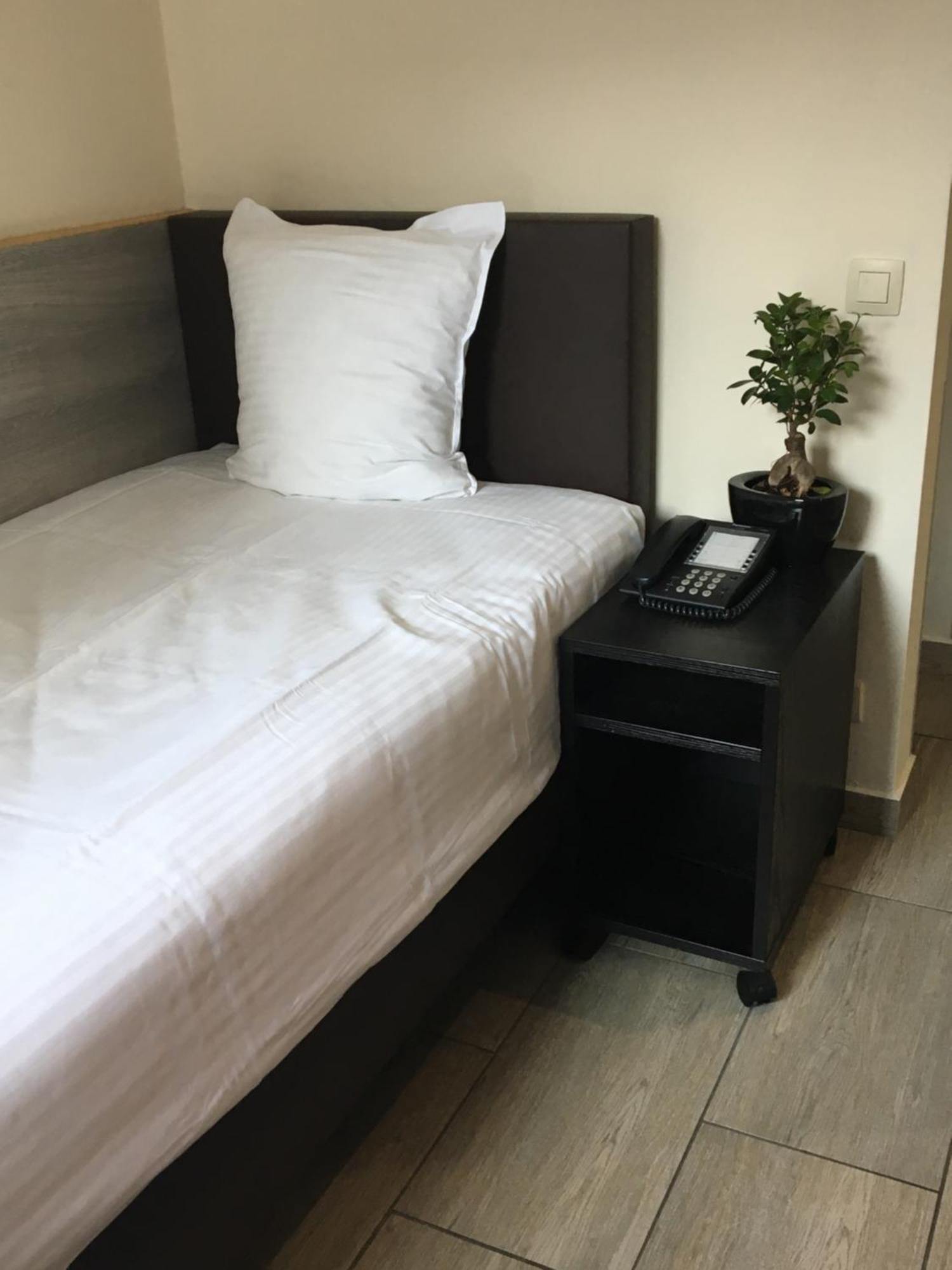 สลินา โฮเต็ล บรัสเซลส์ Hotel Sint-Jans-Molenbeek ภายนอก รูปภาพ