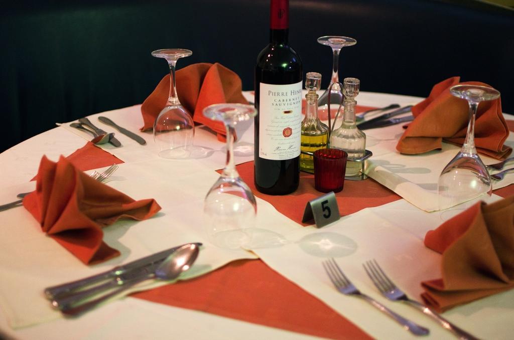 สลินา โฮเต็ล บรัสเซลส์ Hotel Sint-Jans-Molenbeek ภายนอก รูปภาพ