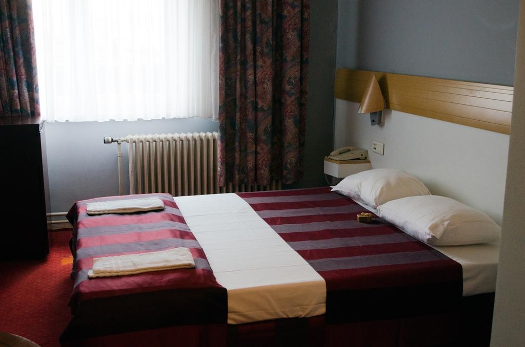 สลินา โฮเต็ล บรัสเซลส์ Hotel Sint-Jans-Molenbeek ภายนอก รูปภาพ